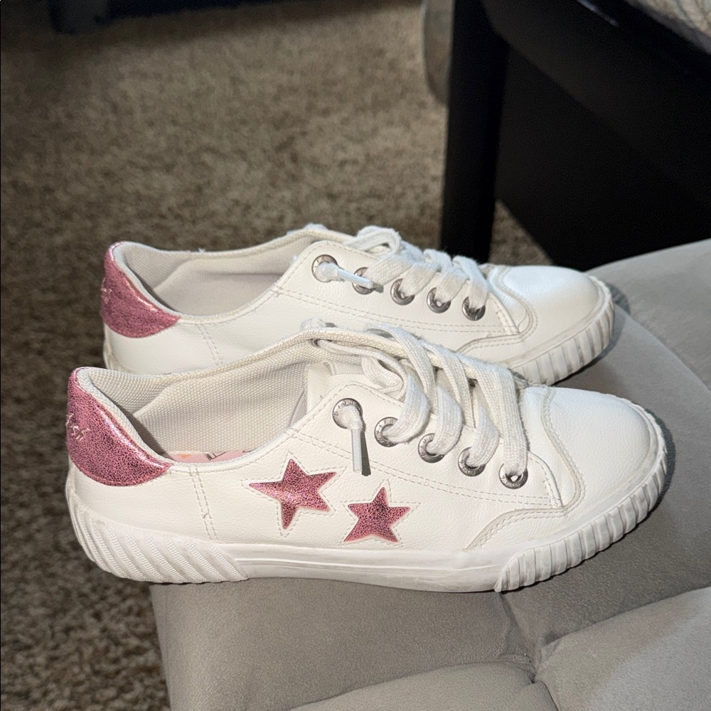 Blowfish White Sneakers with Pink Star Accents - Picture 3 of 9